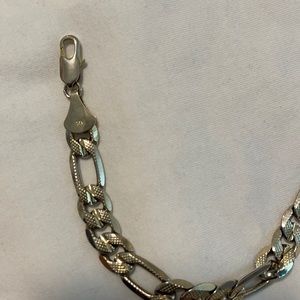 Hello I’m selling my 14k gold bracelet